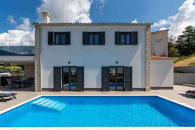 Villa mit Pool und Klimaanlage