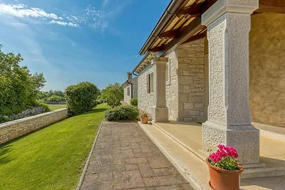 Villa mit Salzwasserpool und Klimaanlage
