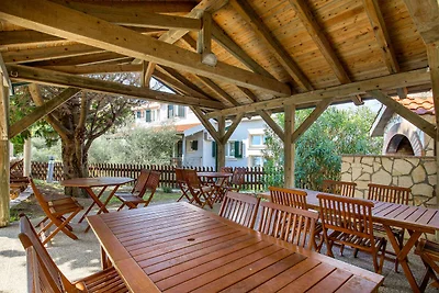 Gemütliches Ferienhaus Lucija in idyllischem