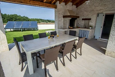 Villa mit Swimmingpool, Tischtennis und