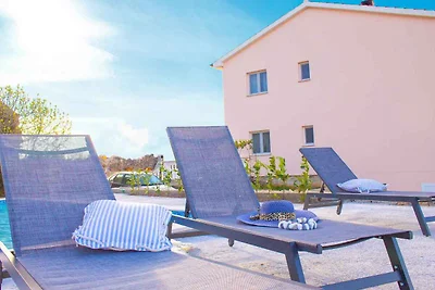 Ferienwohnung mit Pool und Meerausblick