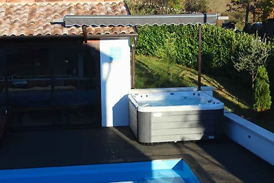 Villa mit Swimmingpool und Gartenküche