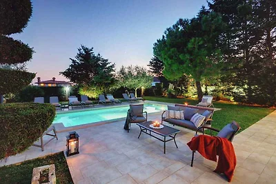 Villa mit Swimmingpool, Garten und