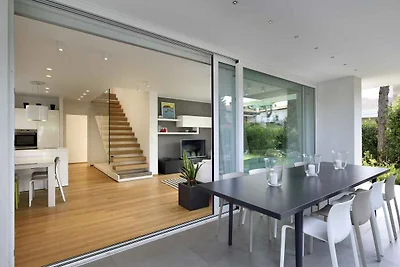 Villa mit Klimaanlage, Dachterrasse und