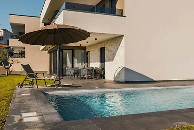 Villa mit Klimaanlage und Aussenpool