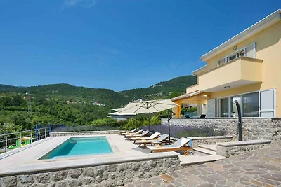 Ferienhaus mit Pool und Klimaanlage