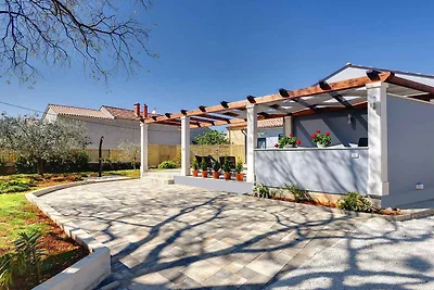 Villa mit Pool, Sonnenterrasse und WLAN