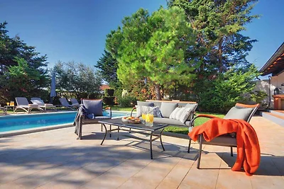 Villa mit Swimmingpool, Garten und