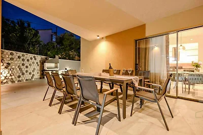 Villa mit Pool- und Meerblick