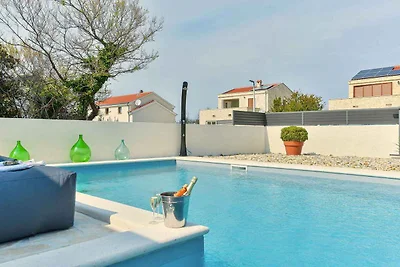 Villa mit Pool und Grill