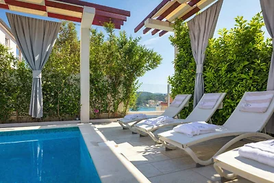 Exklusive Villa Martinis in Rogoznica mit Mee