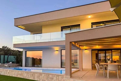 Villa mit Pool und Panoramablick