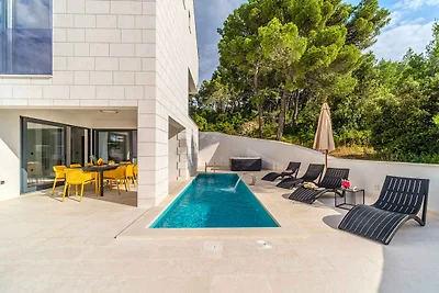 Villa mit Pool und Klimaanlage