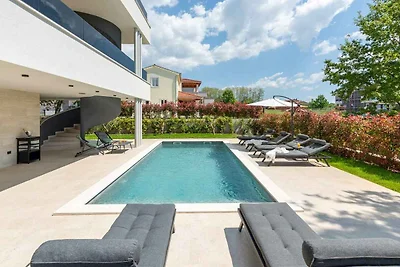Villa mit Whirlpool und Sauna