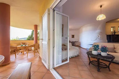 Villa mit Terrasse und Parkplatz