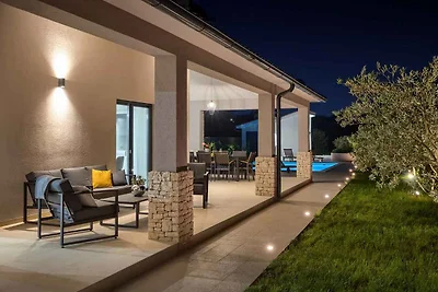 Villa mit Aussenpool und Whirlpool,