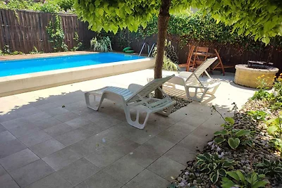 Ferienhaus mit Pool nur 200 m vom Strand