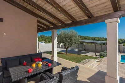 Villa mit Swimmingpool und schönem Garten