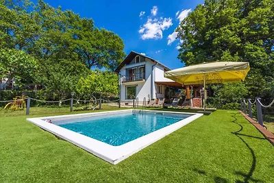 Ferienhaus mit Pool und Grill