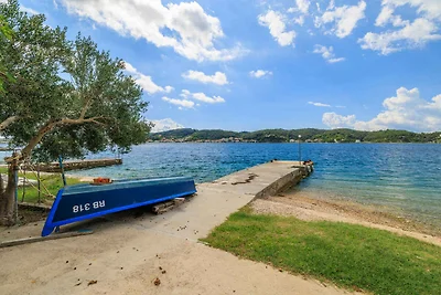 Erholsames Ferienhaus Josip R in Supetarska