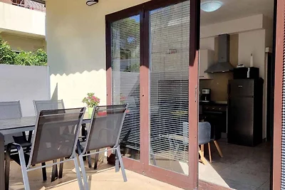 Ferienwohnung mit Terrasse mit Tisch und Stüh