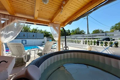 Ferienhaus mit Aussenpool und Whirlpool