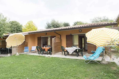 Bungalow mit Terrasse in einer Ferienanlage