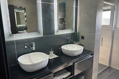 Villa mit Pool, gemütlichen Terrassen und