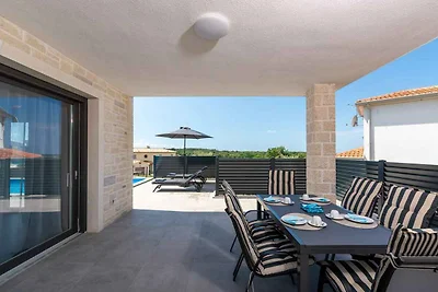 Villa mit Pool und Klimaanlage