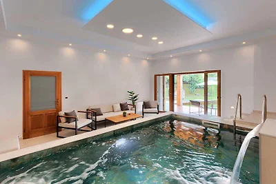 Villa mit Swimmingpool, Sauna und Innenpool