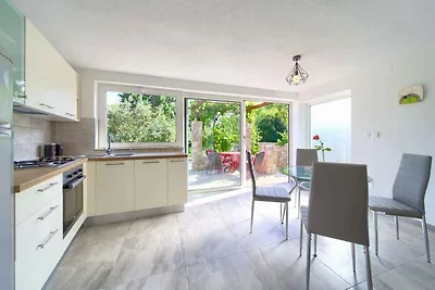Ferienwohnung von Olivenbäumen umgeben