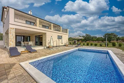 Villa mit Pool und Whirlpool