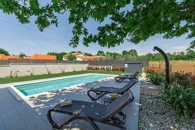 Ferienhaus mit Pool und schöner überdachter