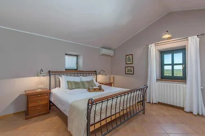 Villa mit Pool, Whirlpool und eingezäunten