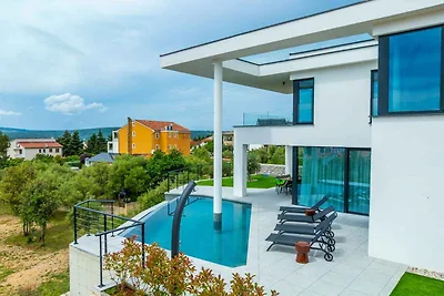 Villa mit Pool und Sommerküche