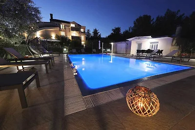 Ferienhaus mit Pool und Grill