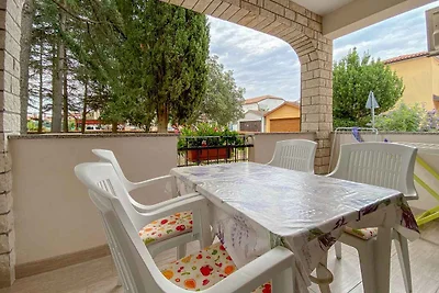 Ferienwohnung mit Terrasse mit Tisch und Stüh
