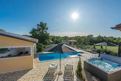 Villa mit Pool und Klimaanlage