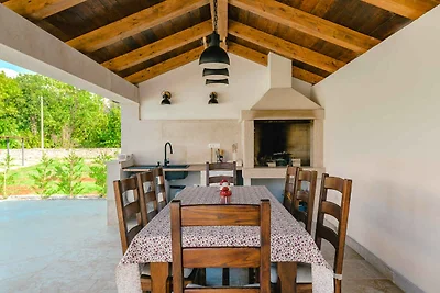 Villa mit Pool und Klimaanlage