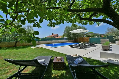 Ferienhaus mit Pool und Klimaanlage