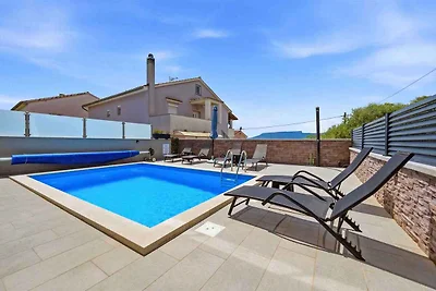 Ferienhaus mit Pool und Klimaanlage