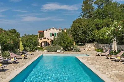 Villa mit Gemeinschaftspool und Garten