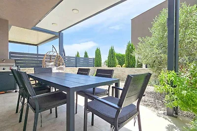 Ferienhaus mit Terrasse und Gartenmöbeln