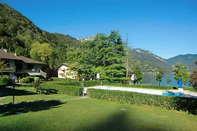 Ferienwohnung umgeben mit grosser Wiese