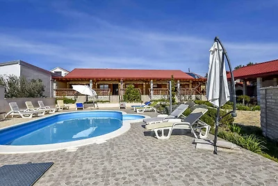 Ferienhaus mit Pool und Grill