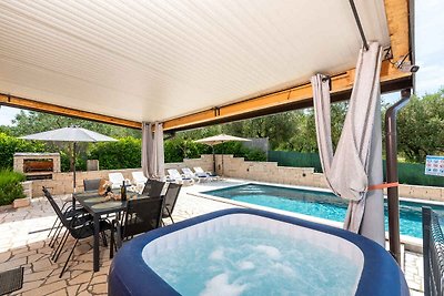 Villa mit grossem Pool und Jacuzzi