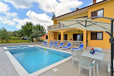Villa mit Swimmingpool und Sonnenterrasse
