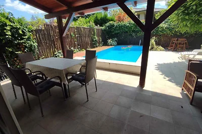 Ferienhaus mit Pool nur 200 m vom Strand