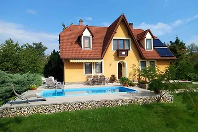 Ferienhaus mit Aussenpool, Grill und grossem