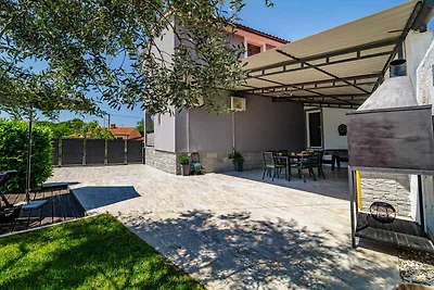 Villa mit Swimmingpool und Grillplatz